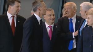 La o parte, eu sunt șeful! La summitul NATO, Trump l-a împins pe Premierul Muntenegrului, ca să ajungă în față