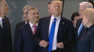 La o parte, eu sunt șeful! La summitul NATO, Trump l-a împins pe Premierul Muntenegrului, ca să ajungă în față