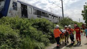 PATRU FRAŢI, între 16 şi 22 ani, au murit la Bistriţa, după ce maşina condusă de sora lor mai mare a fost spulberată de un tren
