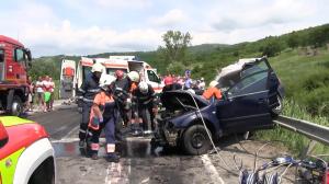 Accident GROAZNIC la Dej. O şoferiţă a intrat pe contrasens, a lovit FRONTAL un TIR, fiind apoi aruncată în parapeţii metalici (VIDEO)