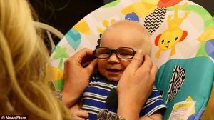 EMOŢIONANT! Momentul în care un bebeluş care suferă de ALBINISM şi are mari PROBLEME DE VEDERE îşi vede mama pentru prima dată! Imaginile au ajuns VIRALE | VIDEO