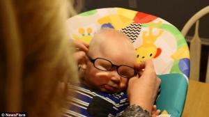 EMOŢIONANT! Momentul în care un bebeluş care suferă de ALBINISM şi are mari PROBLEME DE VEDERE îşi vede mama pentru prima dată! Imaginile au ajuns VIRALE | VIDEO