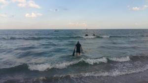 TRAGEDIE pe plaja Vadu! Un adolescent de 15 ani a dispărut în mare. Un bărbat de 66 de ani a fost salvat, dar e în stare gravă