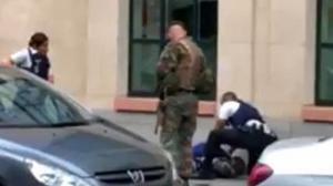 Autorul atacului de la Bruxelles NU este mort, așa cum anunțaseră inițial autoritățile, dar este rănit grav. A strigat "Allah Akbar" înainte de a ataca