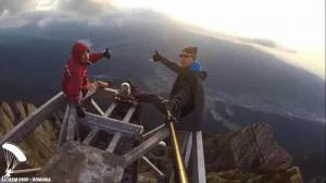 Doi români s-au căţărat pe Crucea Caraiman ca să-şi facă selfie. S-au filmat făcând flotări şi echilibristică