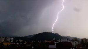 Imagini INCREDIBILE surprinse de un fotograf în timpul furtunii care a lovit oraşul Braşov - GALERIE FOTO