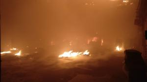 E prăpăd la Tulcea: Incendiu devastator la Regia de transport public! 14 autobuze în flăcări, intervin zeci de pompieri (Imagini dramatice)