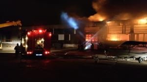 E prăpăd la Tulcea: Incendiu devastator la Regia de transport public! 14 autobuze în flăcări, intervin zeci de pompieri (Imagini dramatice)
