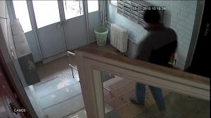 Noi imagini cu pedofilul din lift. Mesajul Poliției Române pentru suspect: 'Te vom găsi! Ești prioritatea noastră!'