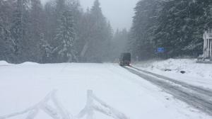 Trafic închis pe DN 1A, după ce două TIR-uri au derapat din cauza zăpezii (Video)