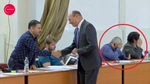 Reacţia amuzantă a membrilor comisiei de vot când Dragnea şi Băsescu sunt refuzaţi la salut (Video)