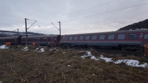 Un pasager din trenul deraiat lângă Deva povesteşte momente de groază: "O femeie a fost aruncată cu tot cu uşă din vagon!"