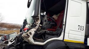 Accident cu trei TIR-uri pe şoseaua de centură a Lugojului. Un şofer a rămas încarcerat