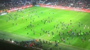 Suporterii lui Lille au intrat pe teren la un meci din campionat şi i-au luat la bătaie pe jucătorii favoriţi (video)