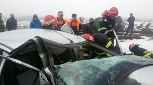 Accident groaznic la Focşani. Un autoturism s-a făcut praf după ce a intrat într-un buldozer! Un bărbat în comă a fost descarcerat