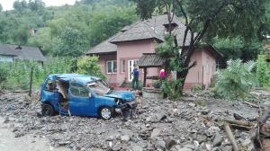 Dezastru în Farcașa, Neamț, după o viitură puternică! Apele au distrus casele și mașinile oamenilor (Foto, Video)