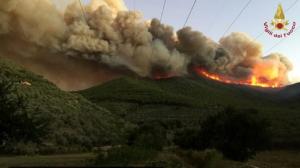 Incendiu de proporții în Toscana, lângă Pisa. Focul ar fi fost pus intenționat, sute de oameni au fost evacuați (Video)