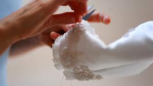 Povestea rochiei de mireasa creată de Parlor pentru Alina Binder, mireasa Principelui Nicolae (Video)