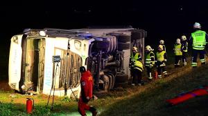 Femeie aproape moartă în cabina TIR-ului unui şofer român care a răsturnat camionul, în Austria