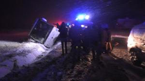 Primele imagini de la accidentul din Braşov, unde un autocar cu 26 de pasageri s-a răsturnat (Video)