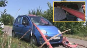 Femeia lovită de o bară de metal care i-a străpuns mașina, în Vaslui, a scăpat miraculos