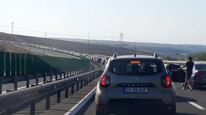 O maşină a luat foc pe Autostrada Soarelui, după un accident teribil. Circulaţia este blocată pe sensul spre Bucureşti (Video)