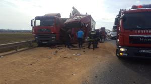 Şofer de TIR cu picioarele zdrobite, la Constanţa, cabina distrusă în alt camion