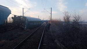 Un tren cu 37 de vagoane a deraiat în Olt. 15 dintre ele au sărit de pe șine (Video)