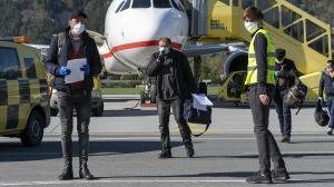 122 de români plecați la muncă în Austria testați de coronavirus pe aeroport și trimiși 14 zile în carantină