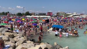 Mare de turişti pe litoral, la sfârşit de sezon: peste 200.000 de oameni au fost la malul mării
