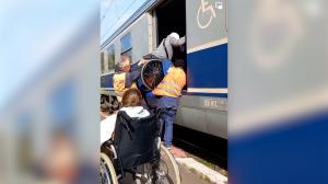 "Ne mai facem bine vreodată?". Situaţie revoltătoare într-un tren CFR. Pasageri în scaun cu rotile, urcaţi în vagon pe braţele a 4 angajaţi