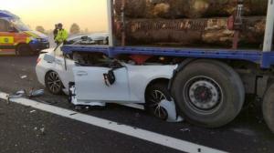 Strivit sub un TIR care transporta cherestea. Un șofer a murit într-un accident șocant, pe tronsonul "blestemat" al autostrăzii A4 din Italia