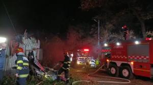 Au ars de vii în casa cuprinsă de flăcări, în Iași. Alte două persoane au avut nevoie de îngrijiri