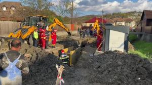 Muncitor mort, după ce a fost prins captiv sub un mal de pământ în Cluj. Tatăl cu care lucra a fost martor neputincios la incident