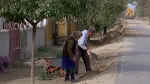 Doi Dorei se întâlniră într-o comună din Dolj. Drum cu cocoaşă și podeţe cu un metru şi jumătate peste nivelul gospodăriilor