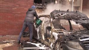 Filmul incidentului din Cartierul Francez, unde un Mercedes aproape nou a luat foc din senin: "De sub torpedou curgea plastic topit şi ardea"