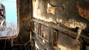 "Tata, arde în spate!" Coşmarul pe care îl trăiesc zilnic 25 de familii care stau lângă Gara Basarab. Un incendiu violent a distrus 12 vagoane dintr-un foc