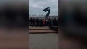 Moment emoţionat: Locuitorii din Berdeansk cântă imnul național în fața trupelor ruse de ocupație