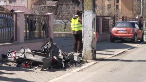 Audi rupt în două pe un drum din Rădăuți. Mașina s-a făcut bucăți după ce a intrat cu viteză într-un stâlp. Un elev de 18 ani a murit pe loc