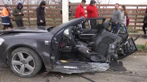 Audi rupt în două pe un drum din Rădăuți. Mașina s-a făcut bucăți după ce a intrat cu viteză într-un stâlp. Un elev de 18 ani a murit pe loc