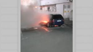Mașină făcută scrum într-o parcare din Râmnicu Vâlcea. Trecătorii au alertat pompierii