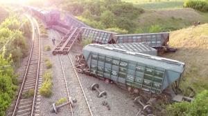 Un marfar din Ucraina a deraiat pe o cale ferată, recent reabilitată, din Iaşi. 7 stâlpi de electricitate au fost puşi la pământ