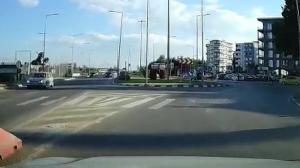 Accident bizar în Mamaia, surprins de o cameră de bord: Un şofer pierde controlul volanului şi distruge tot în cale