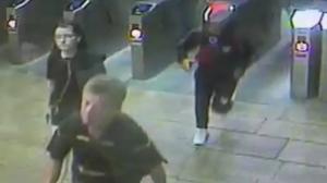 Femei tâlhărite timp de 4 ore, în metroul din Bucureşti. Un bărbat a furat pe bandă rulantă lănţişoare şi cercei