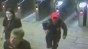 Femei tâlhărite timp de 4 ore, în metroul din Bucureşti. Un bărbat a furat pe bandă rulantă lănţişoare şi cercei