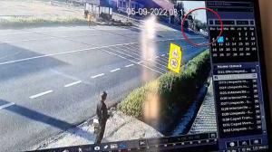 O şoferiţă de 27 de ani, lovită de o dubă SRI, care circula cu viteză pe contrasens, în Bacău. Accidentul a fost surprins de o cameră de supraveghere