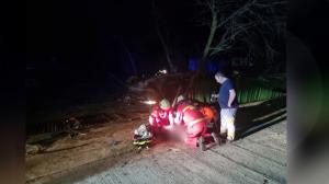 Un şofer de 23 de ani din Botoşani şi-a condus fratele spre moarte, după ce s-a urcat fără permis la volanul unui BMW. Alţi trei tineri, la spital