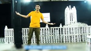 Record mondial unic bătut de un băiat de 15 ani. A recreat o construcţie de 12 metri folosind doar cărţi de joc, în India
