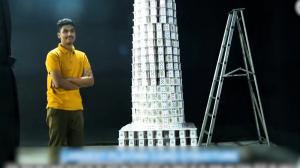 Record mondial unic bătut de un băiat de 15 ani. A recreat o construcţie de 12 metri folosind doar cărţi de joc, în India