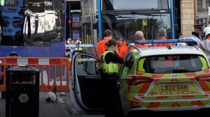 "Una dintre cele mai oribile scene la care am asistat". Un autobuz a intrat cu viteză într-o cafenea, în centrul orașului Manchester. Șoferul a fost arestat
